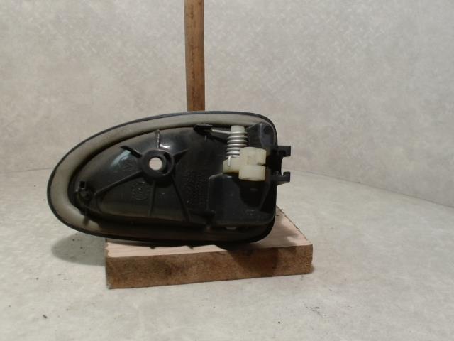 Poignee interieur avant gauche RENAULT CLIO 2 PHASE 1 Essence - 1