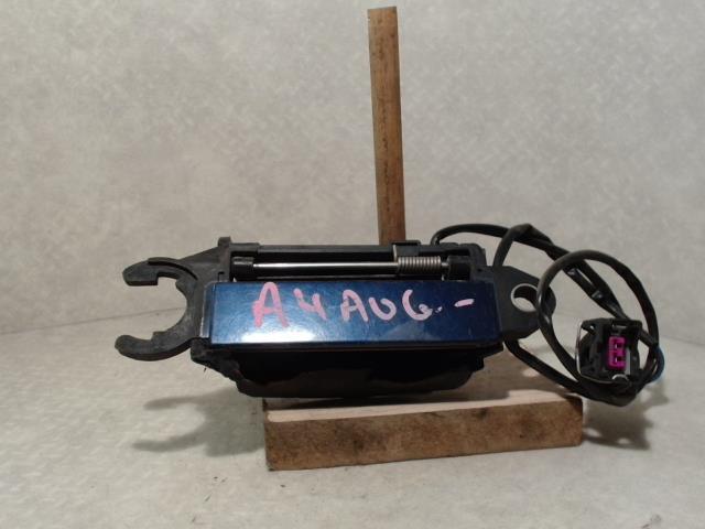 Poignee porte avant gauche AUDI A4 1 PHASE 1 Diesel - 1