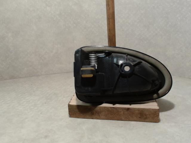 Poignee interieur avant droit RENAULT CLIO 2 PHASE 1 Essence - 1