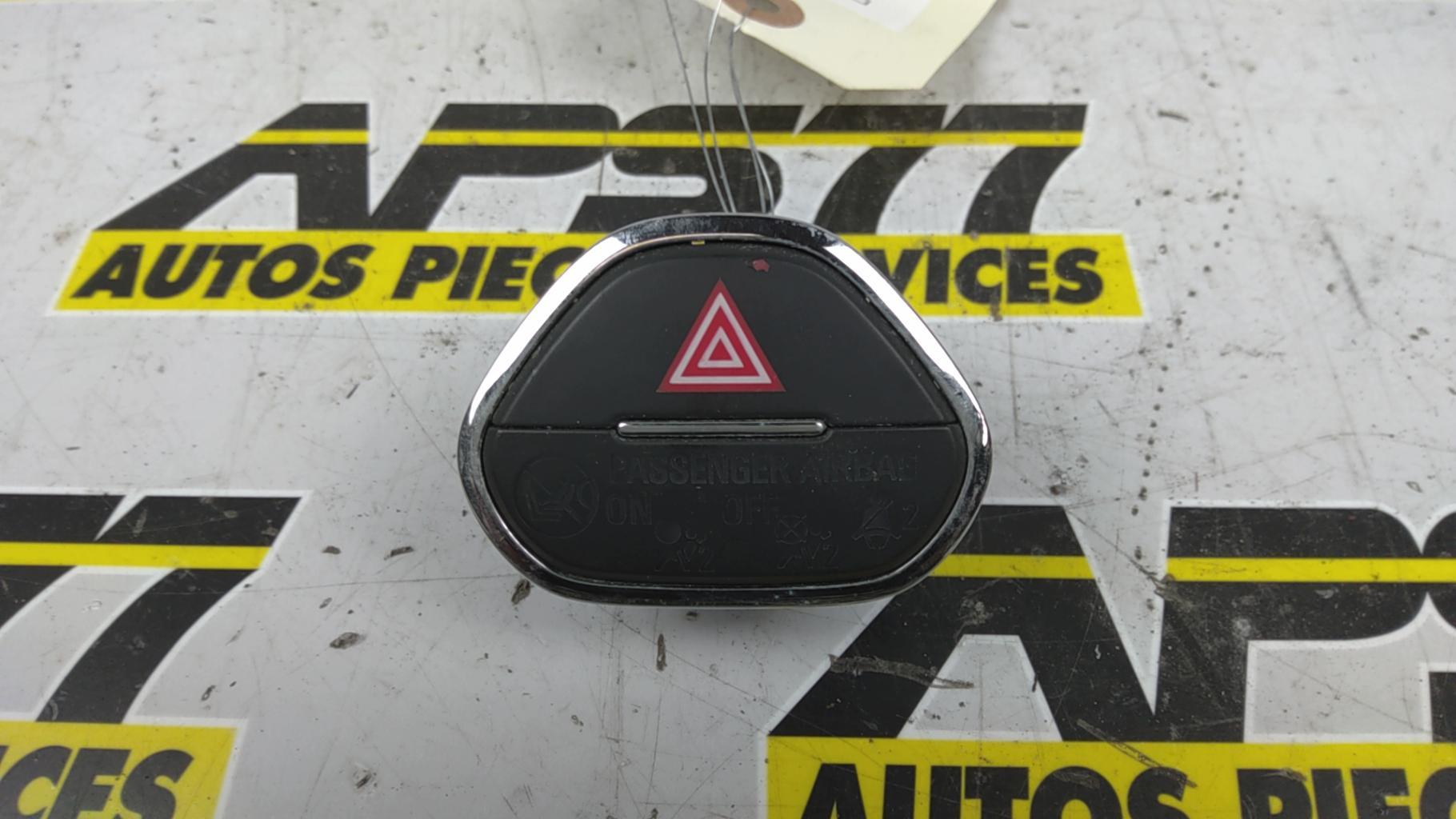 Bouton de warning OPEL CORSA E Essence - 1