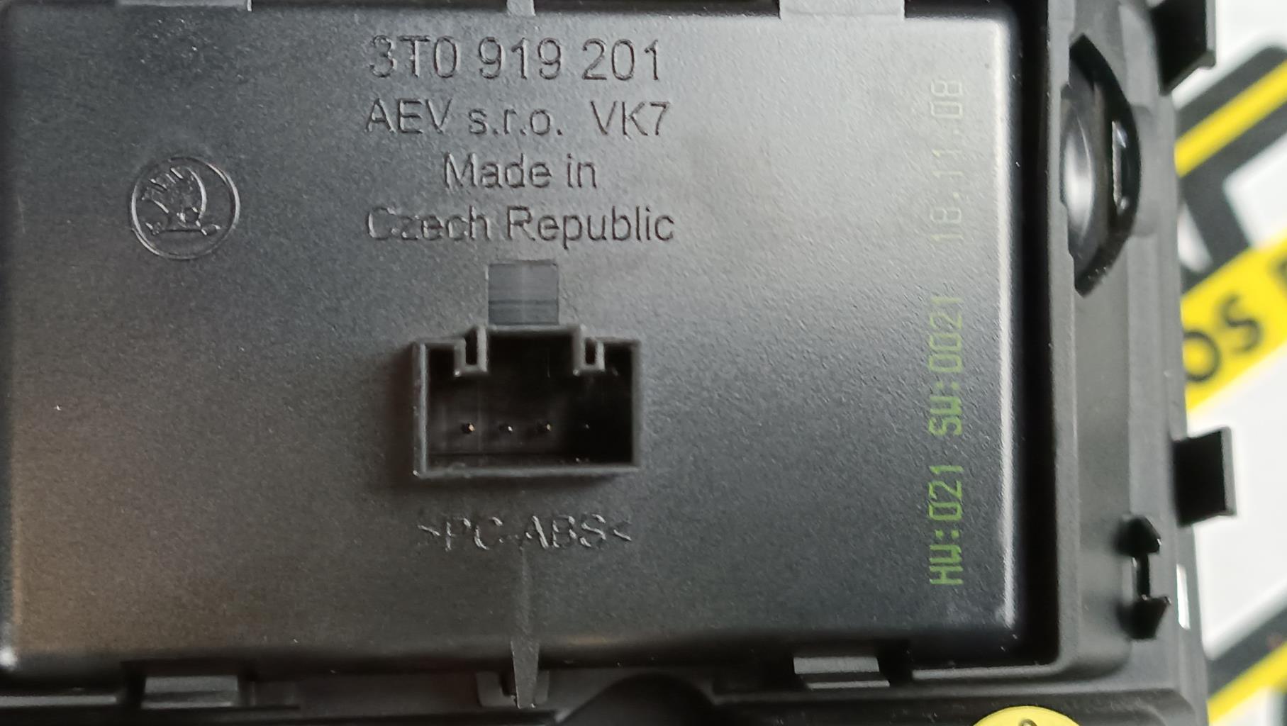 Console central (interieur plastique) SKODA SUPERB 2 PHASE 1  - 1