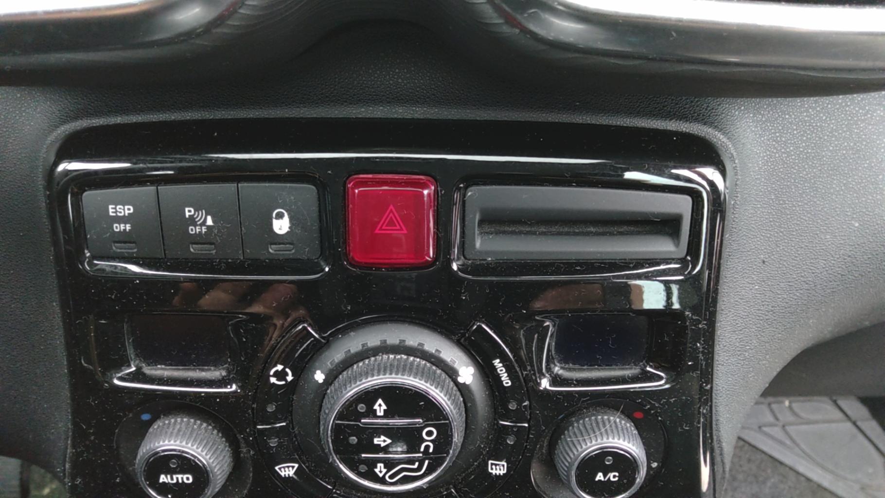 Bouton de warning CITROEN C3 PICASSO PHASE 1 Essence - 1
