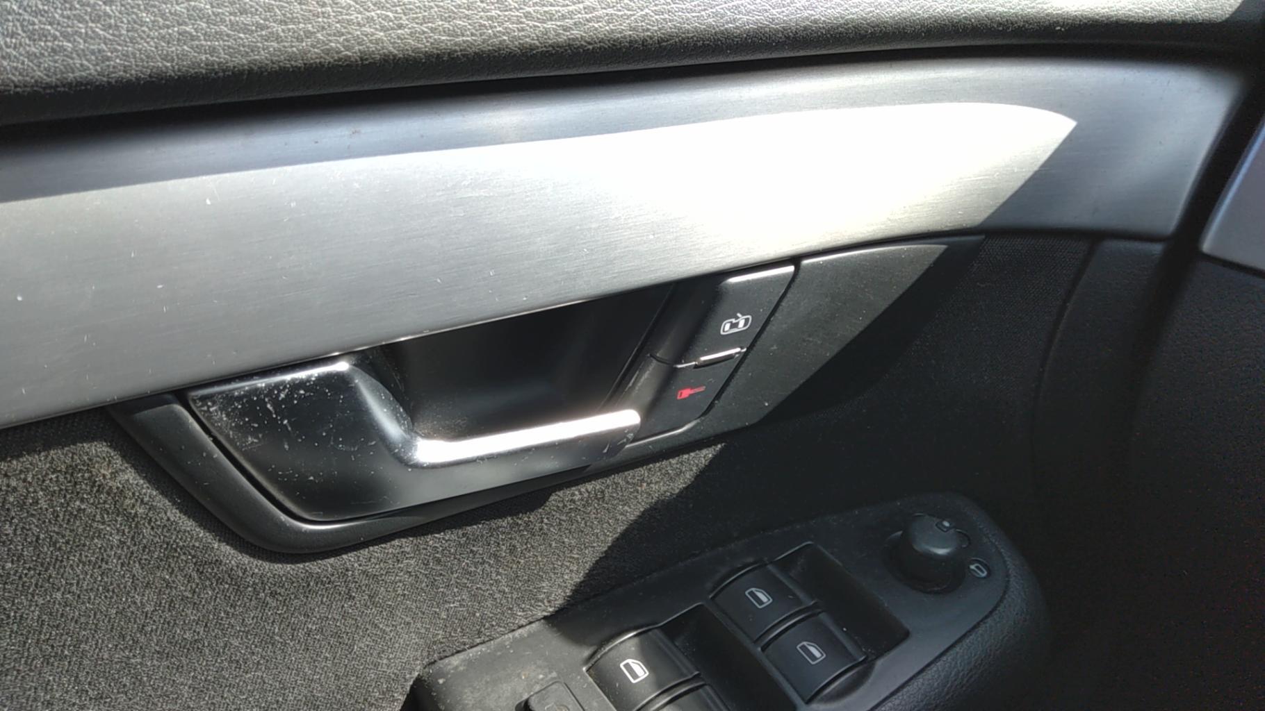 Poignee interieur avant gauche AUDI A4 2 AVANT PHASE 2 BREAK Diesel - 1