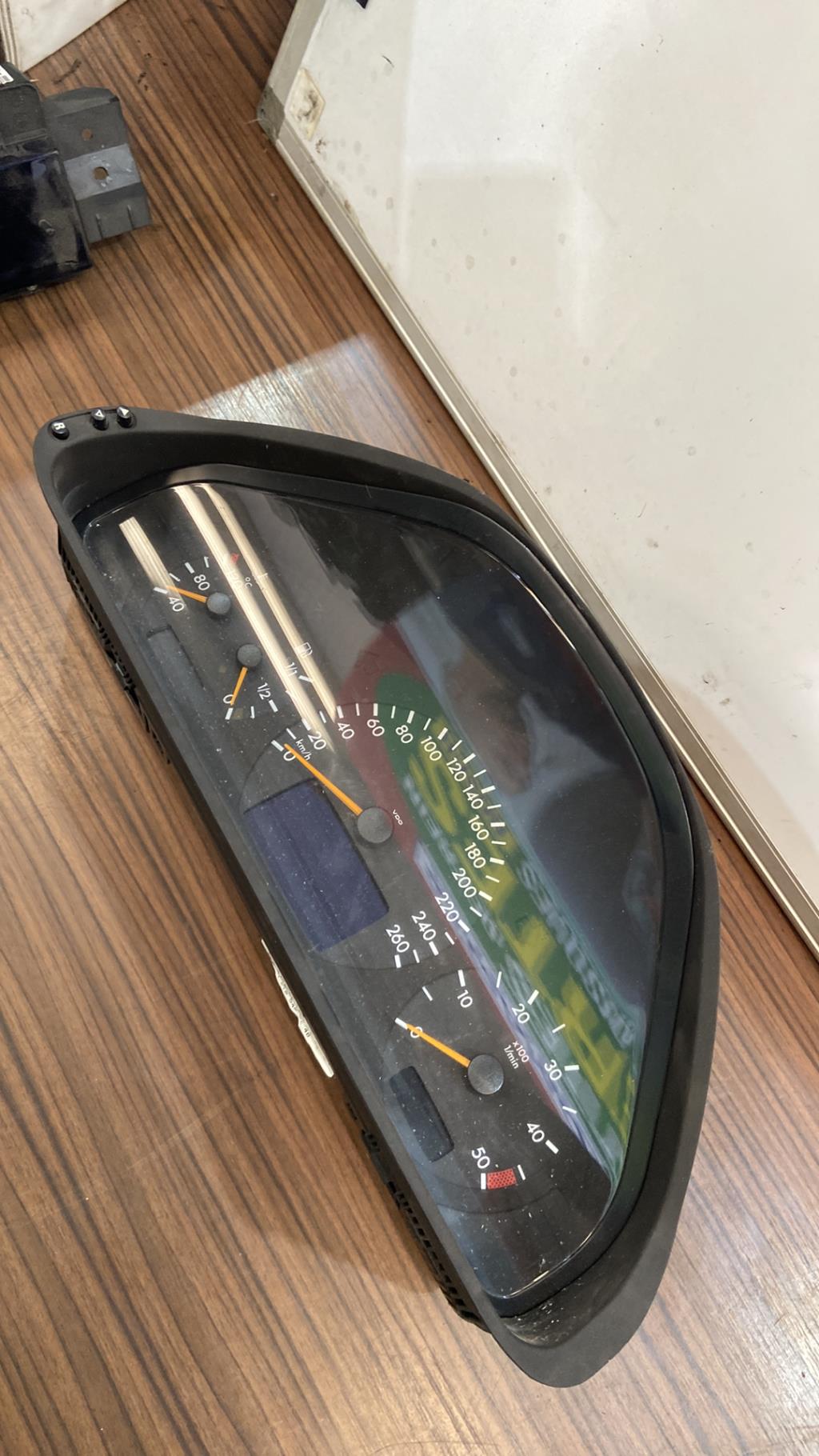 Compteur MERCEDES CLASSE E 210  - 1