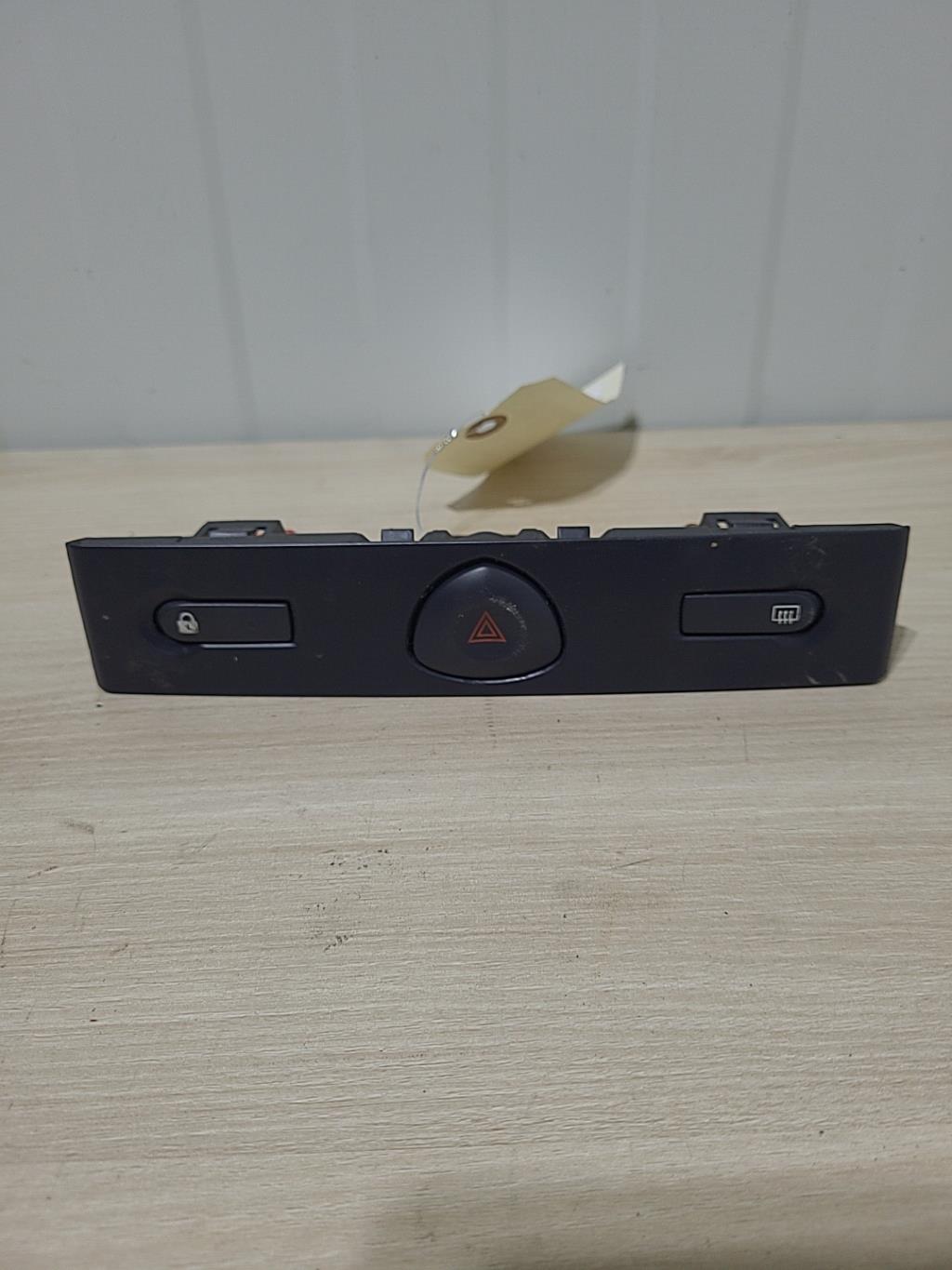 Bouton de warning RENAULT CLIO 2 PHASE 2 Essence - 1