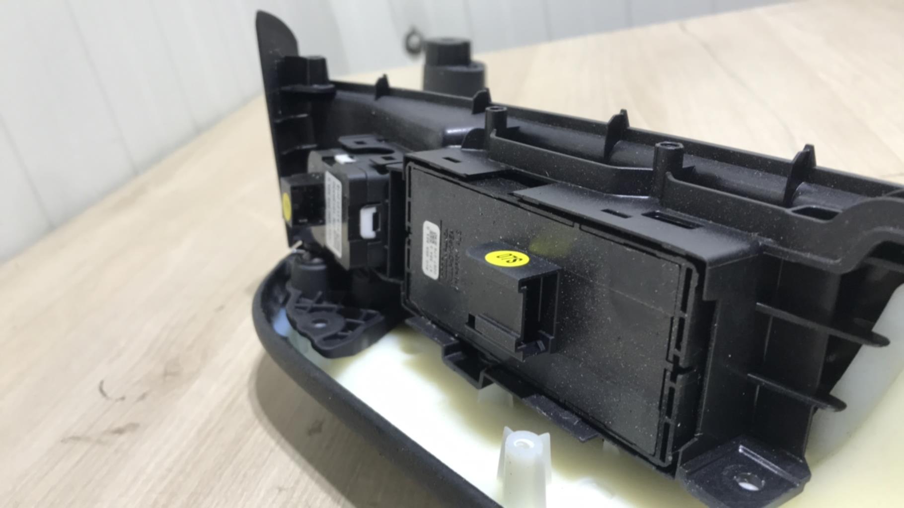 Interrupteur de leve vitre avant gauche AUDI Q2 PHASE 1 Diesel - 1