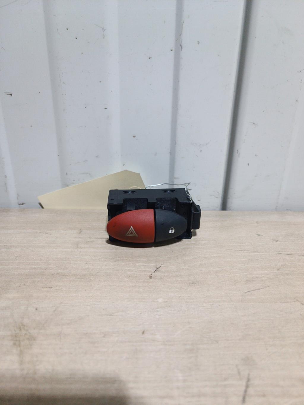 Bouton de warning RENAULT TWINGO 2 PHASE 1 Essence - 1