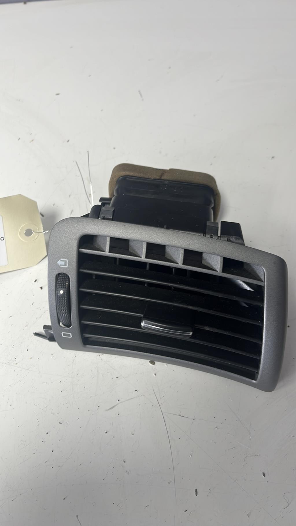 Bocchetta aerazione cruscotto anteriore destra PEUGEOT 407 PHASE 1 Diésel - 1