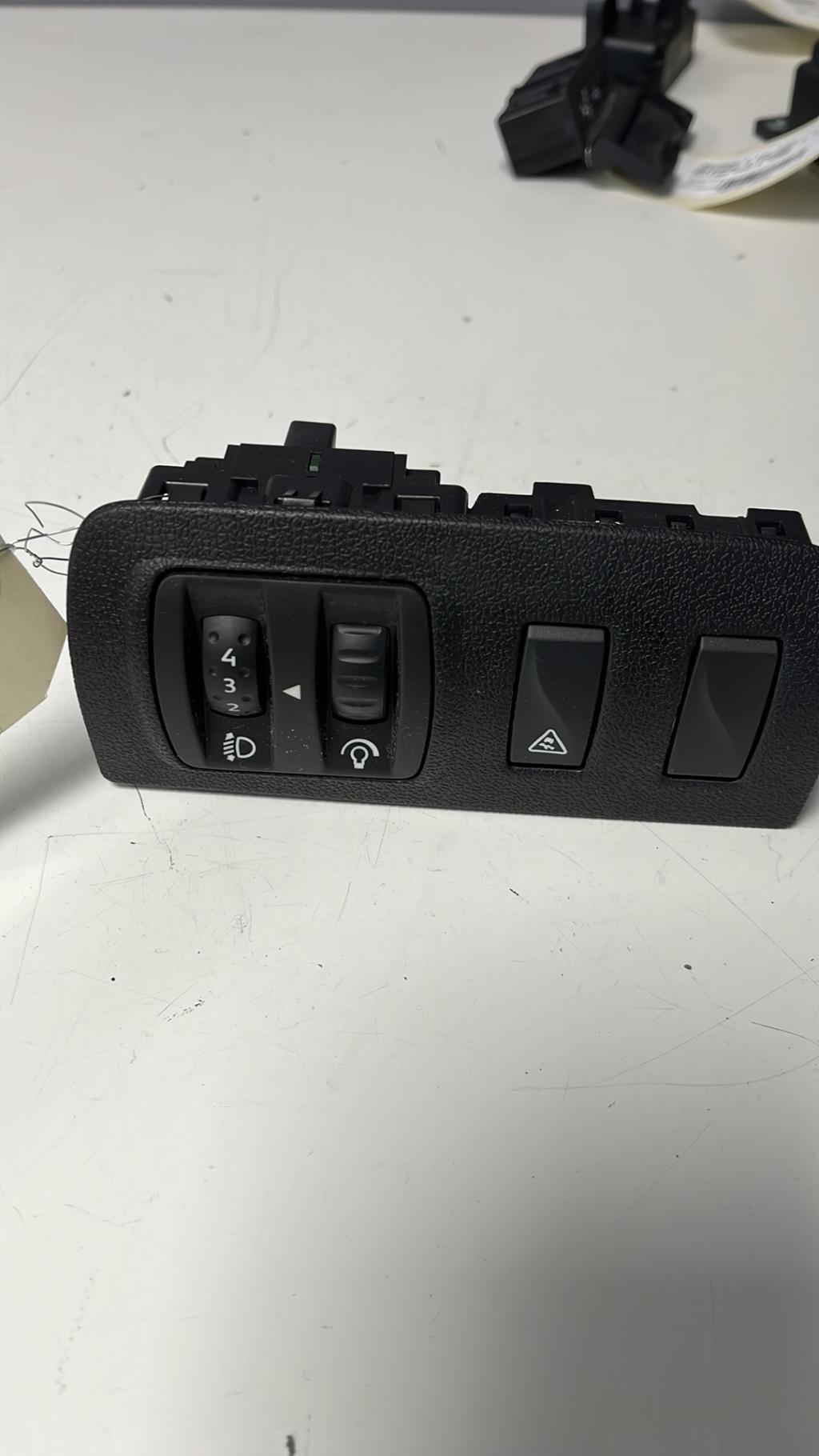 Commande de reglage hauteur de phare RENAULT MEGANE 3 PHASE 1 Diesel - 1