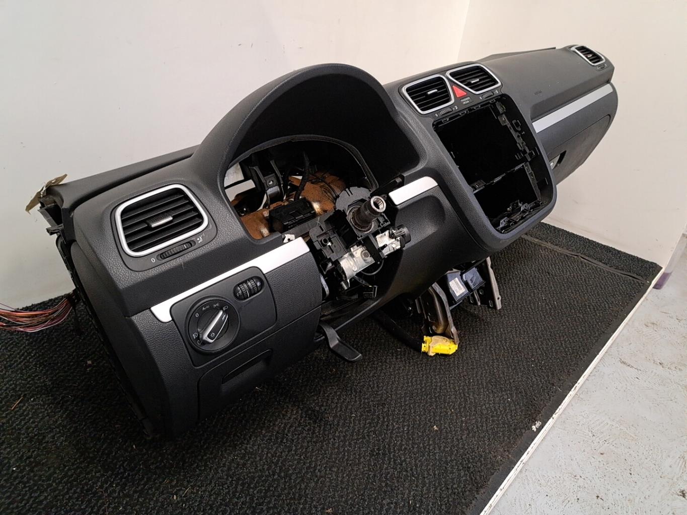 Planche de bord complete VOLKSWAGEN SCIROCCO 3 PHASE 1 COUPE Essence - 1