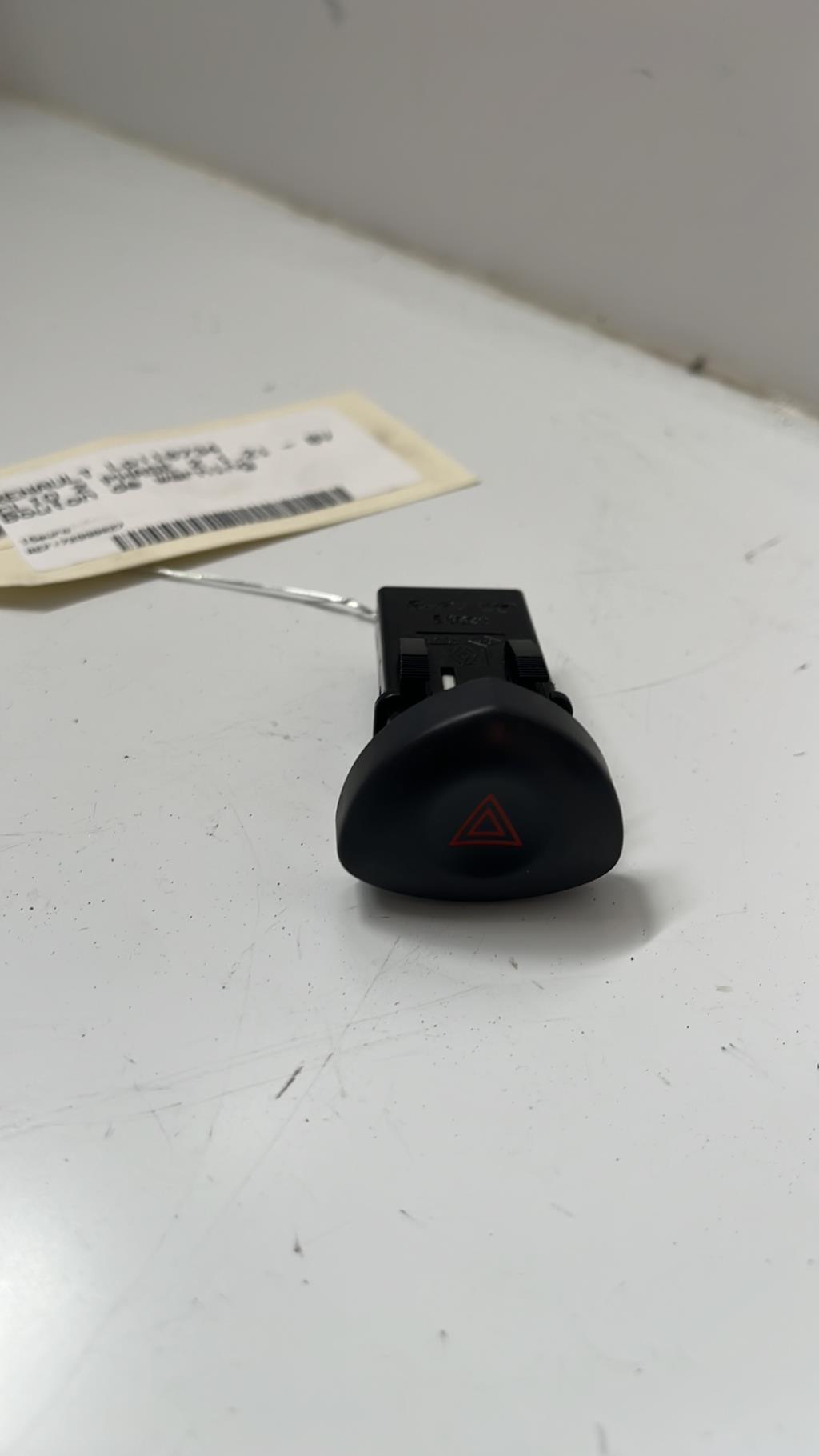 Bouton de warning RENAULT CLIO 2 PHASE 2 Essence - 1