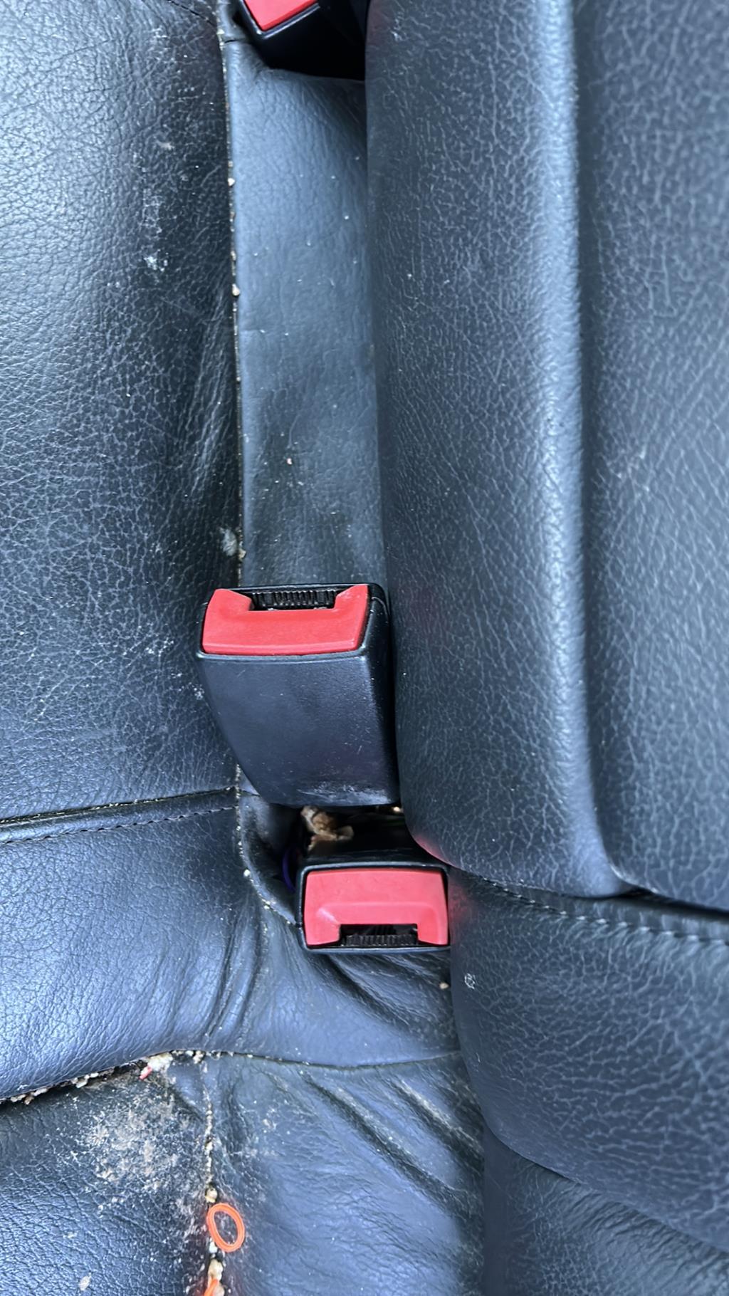 Attache ceinture arriere gauche AUDI A4 2 AVANT PHASE 1 BREAK Diesel - 1