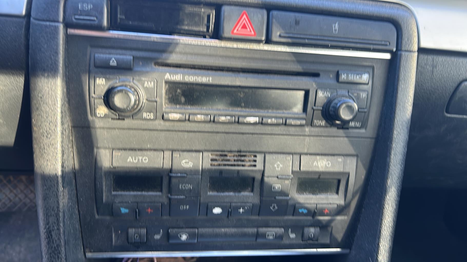 Autoradio d'origine AUDI A4 2 AVANT PHASE 1 BREAK Diesel - 1