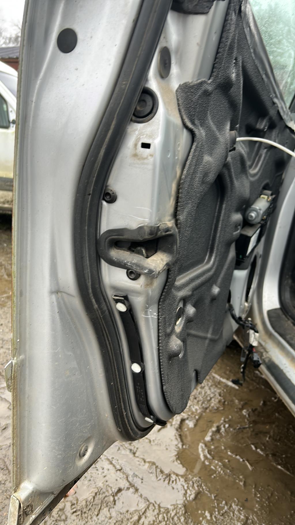 Serrure avant gauche AUDI A4 2 AVANT PHASE 1 BREAK Diesel - 1