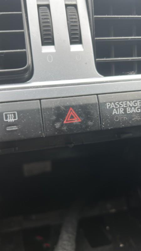 Bouton de warning VOLKSWAGEN POLO 5 PHASE 1 Essence - 1