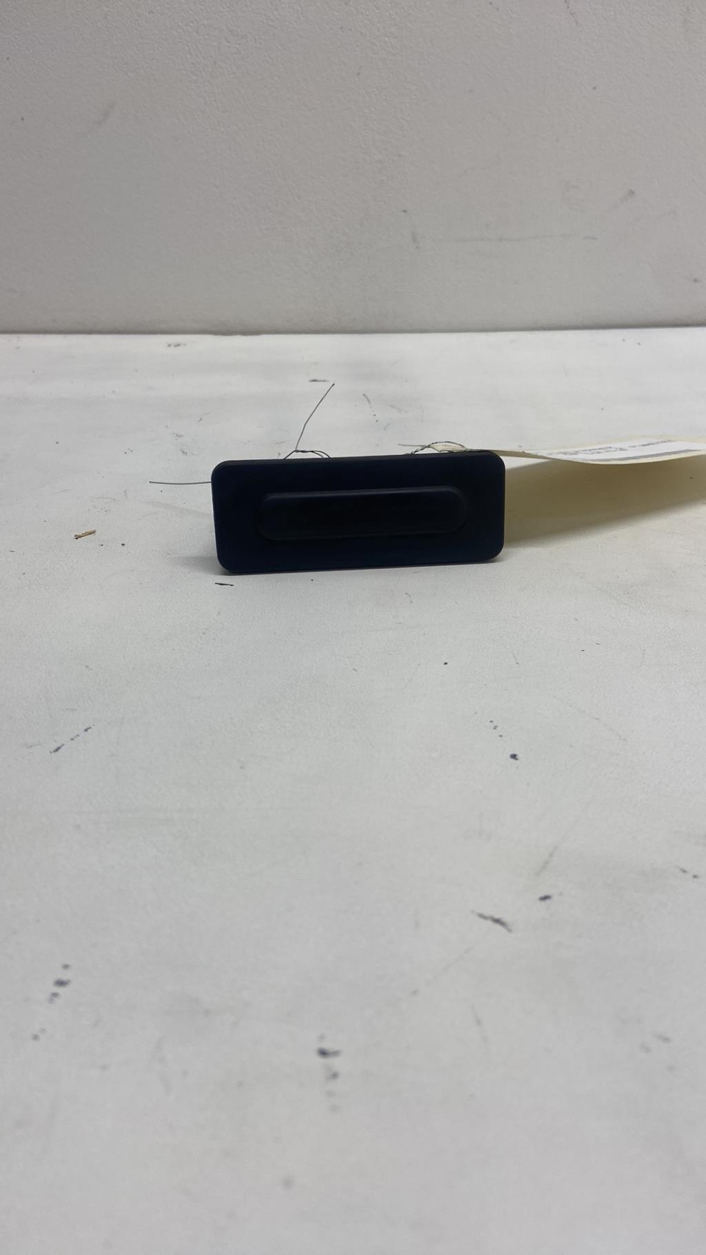Bouton de coffre PEUGEOT 308 2 PHASE 1 Essence - 1