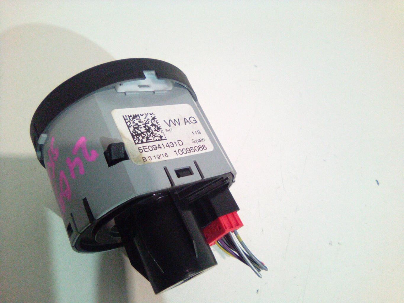 Commande de phare SKODA OCTAVIA 3 PHASE 1 BREAK Essence - 1