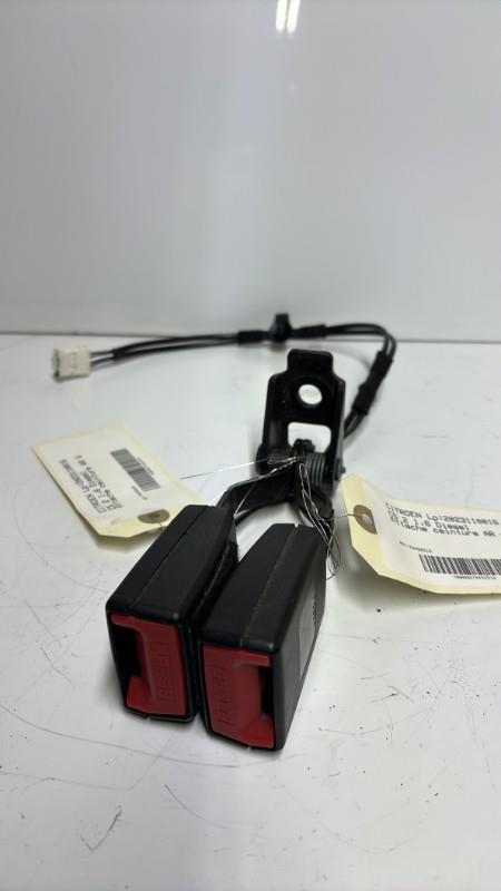 Attache ceinture arriere centrale CITROEN C5 2 Diesel - 1