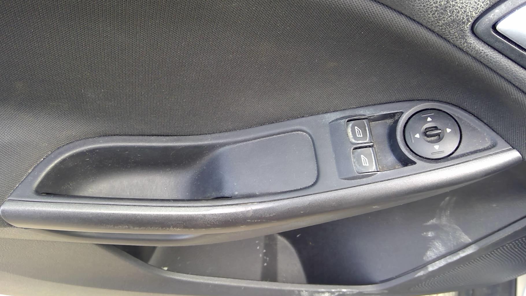 Interrupteur de leve vitre avant gauche FORD FOCUS 3 PHASE 2 Essence - 1
