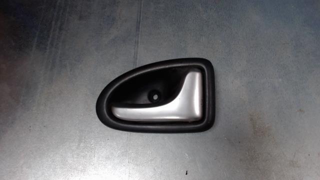 Poignee interieur avant droit RENAULT CLIO 2 PHASE 2 Essence - 1
