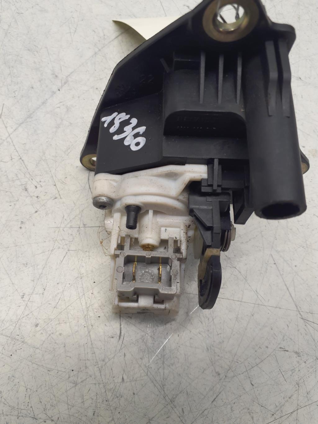 Bouton de coffre RENAULT CLIO 2 PHASE 2 Essence - 1
