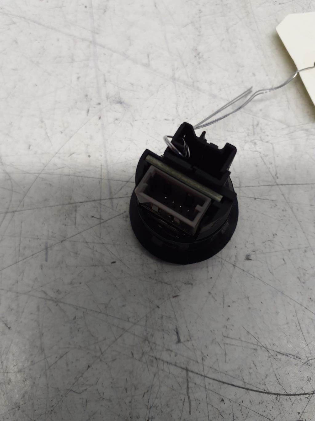 Prise port USB PEUGEOT 208 1 PHASE 2 Essence - 1