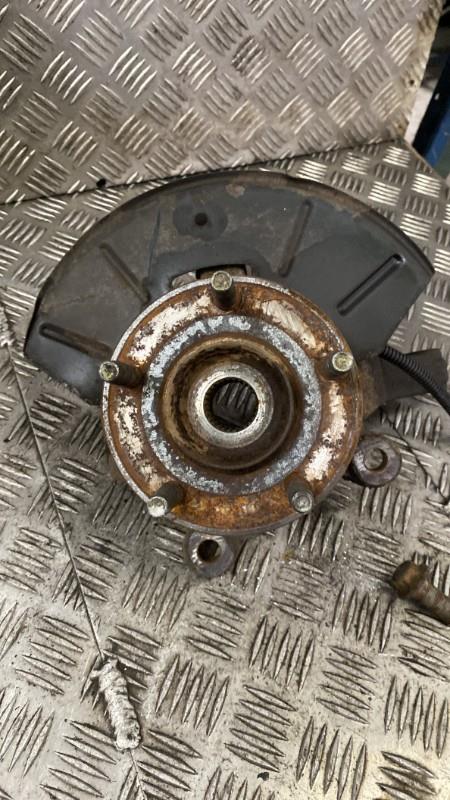 Moyeu avant droit MAZDA TRIBUTE  - 1