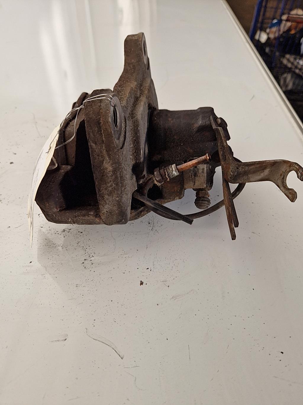 Etrier avant gauche (freinage) AUDI A4 2 PHASE 1  - 1