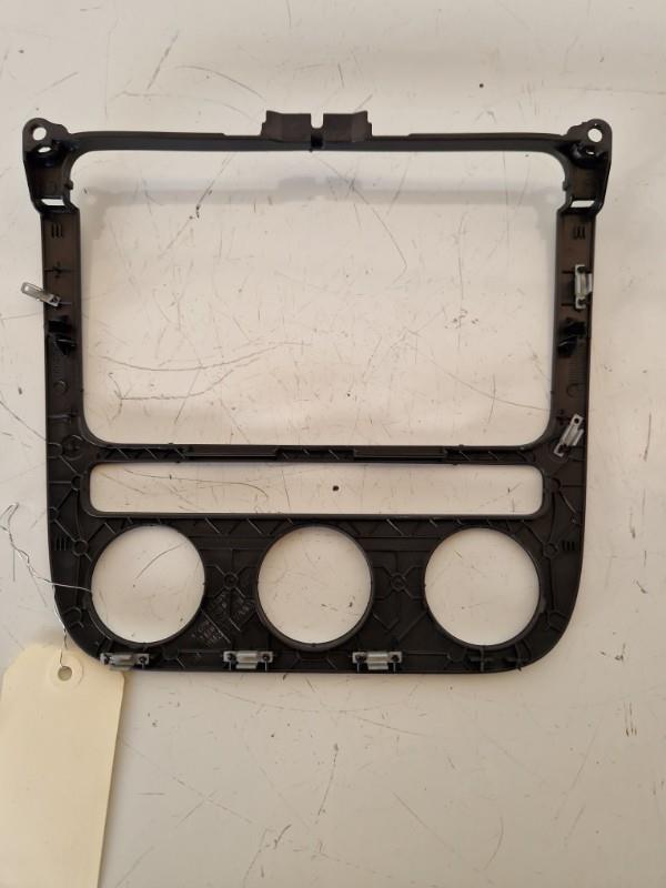 Facade autoradio VOLKSWAGEN GOLF 5 Diesel - 1