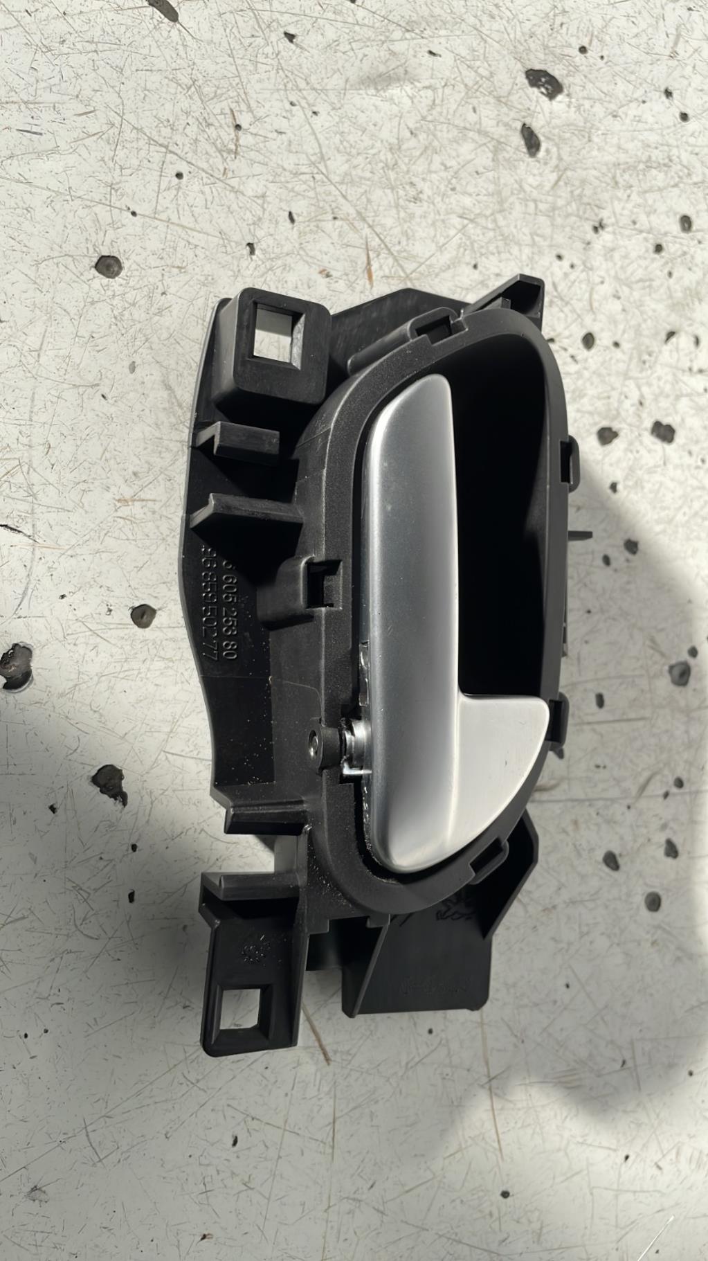Poignee interieur arriere droit CITROEN C5 2 BREAK Diesel - 1