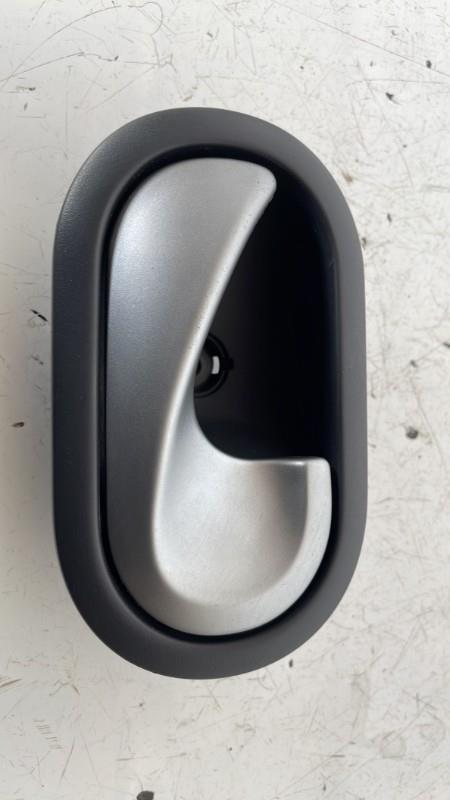 Poignee interieur avant droit RENAULT CLIO 3 PHASE 2 Diesel - 1