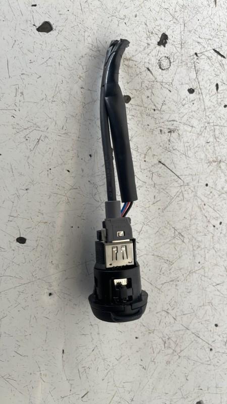 Prise port USB CITROEN C1 1 PHASE 2 Essence - 1