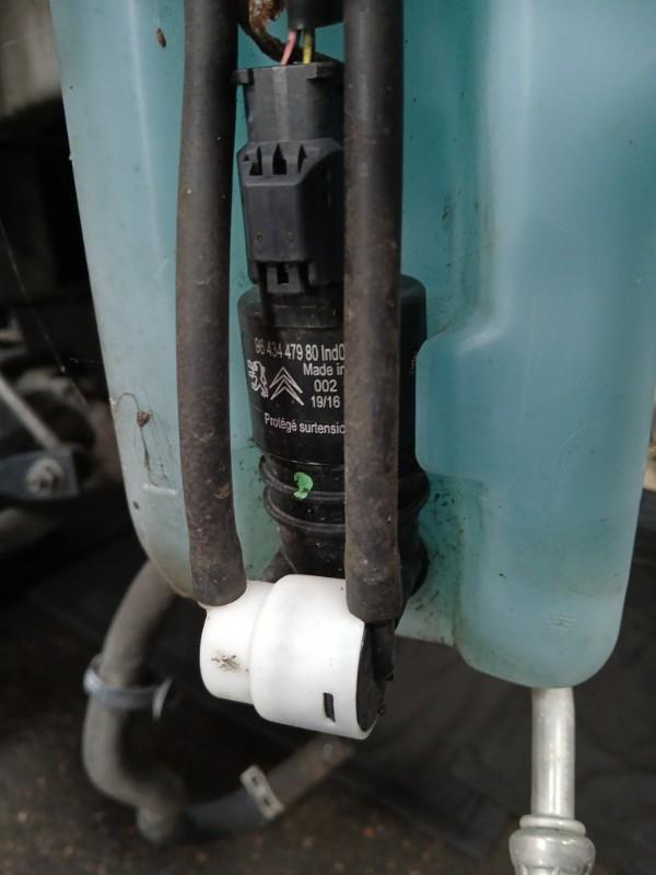 Pompe lave glace avant CITROEN C4 CACTUS Diesel - 1