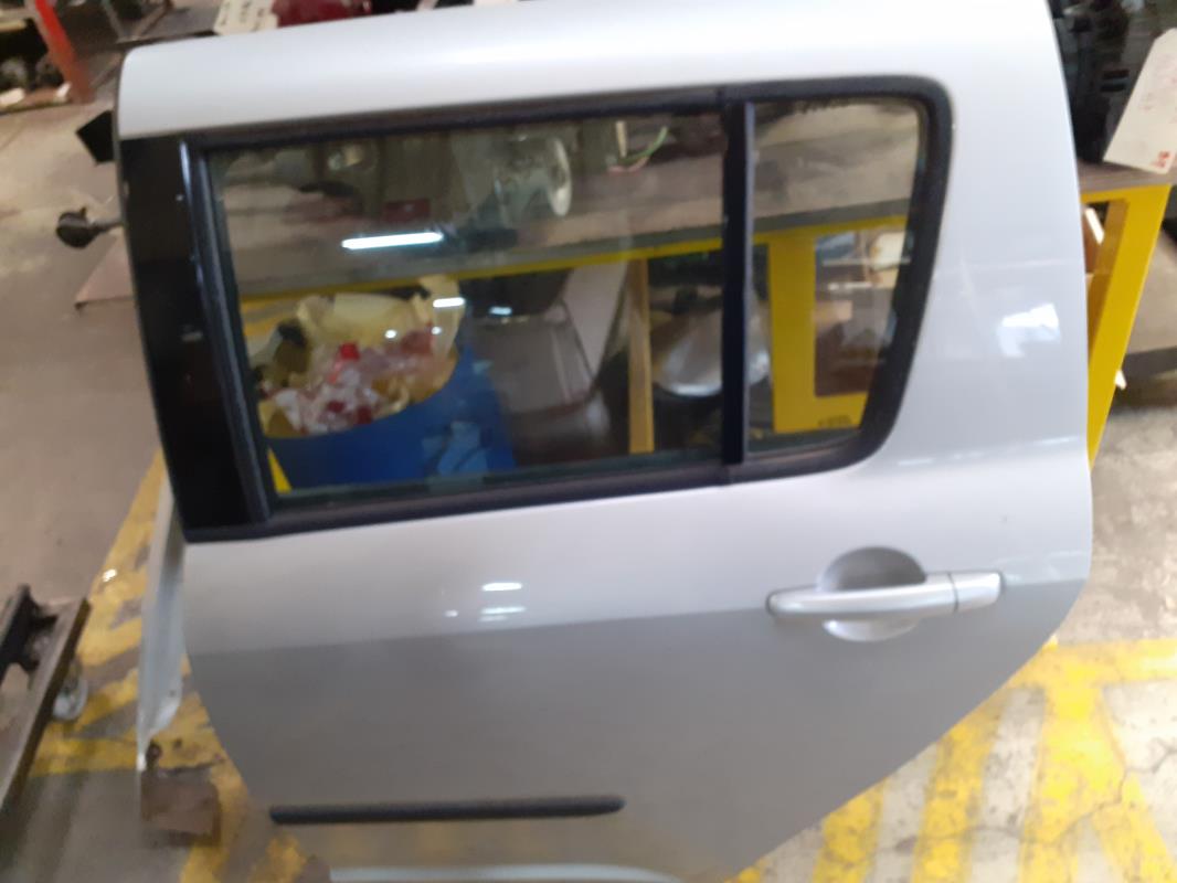 Puerta trasera izquierda