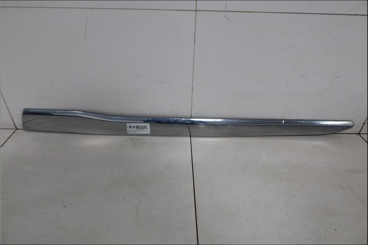 Baguette de porte avant gauche