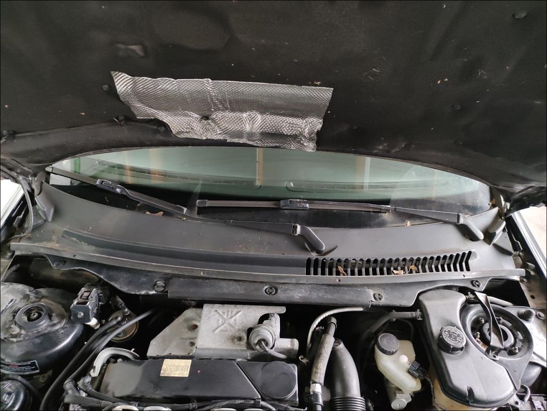 Moteur essuie glace avant