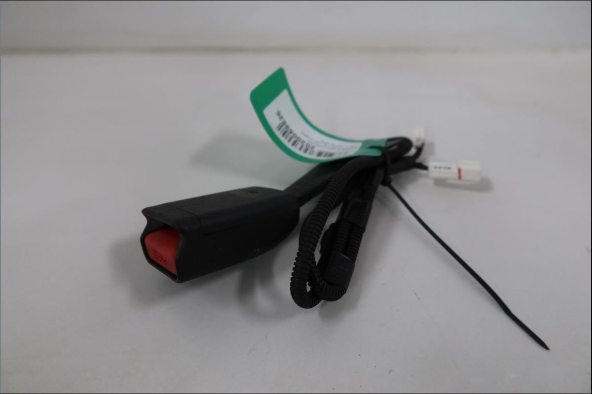 Attache ceinture avant droit