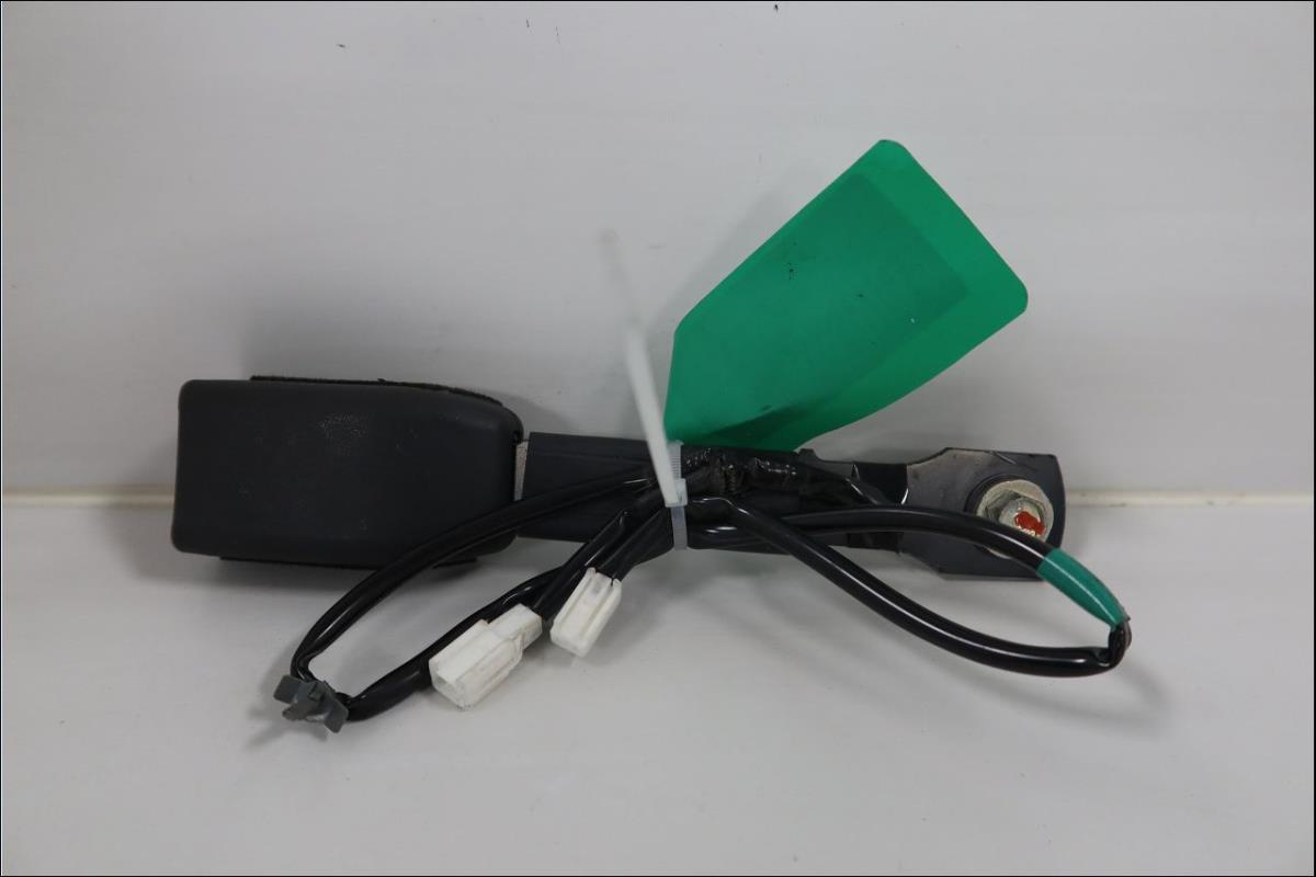 Attache ceinture avant droit