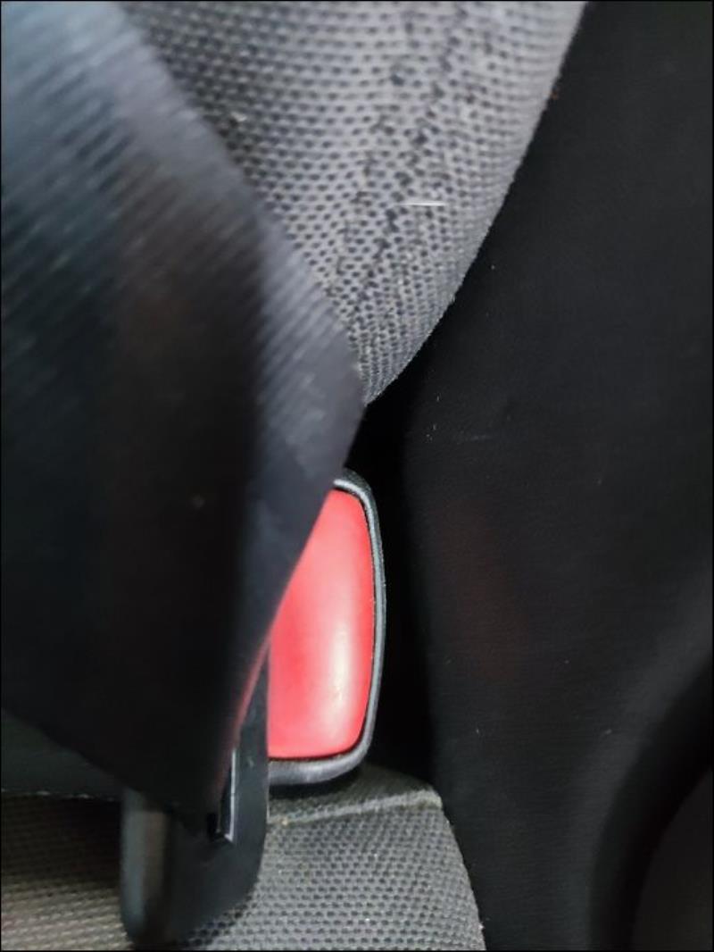 Attache ceinture arriere gauche