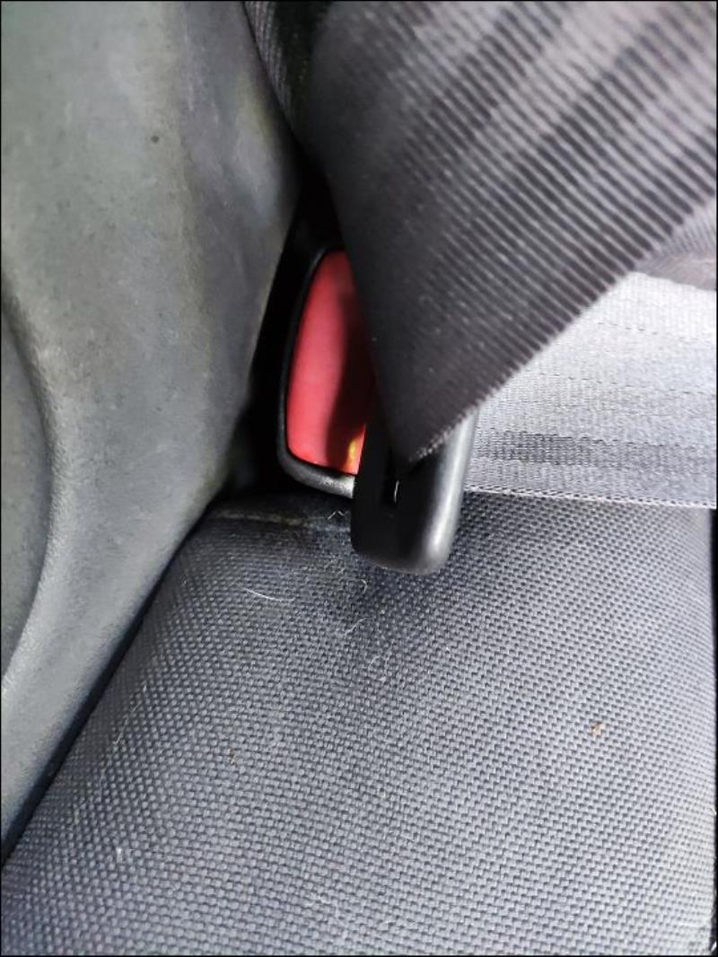 Attache ceinture arriere droit