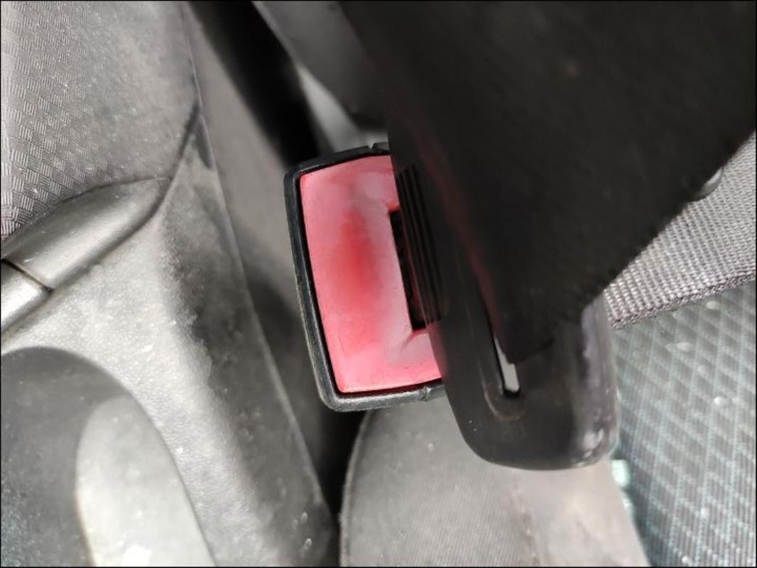 Attache ceinture avant gauche