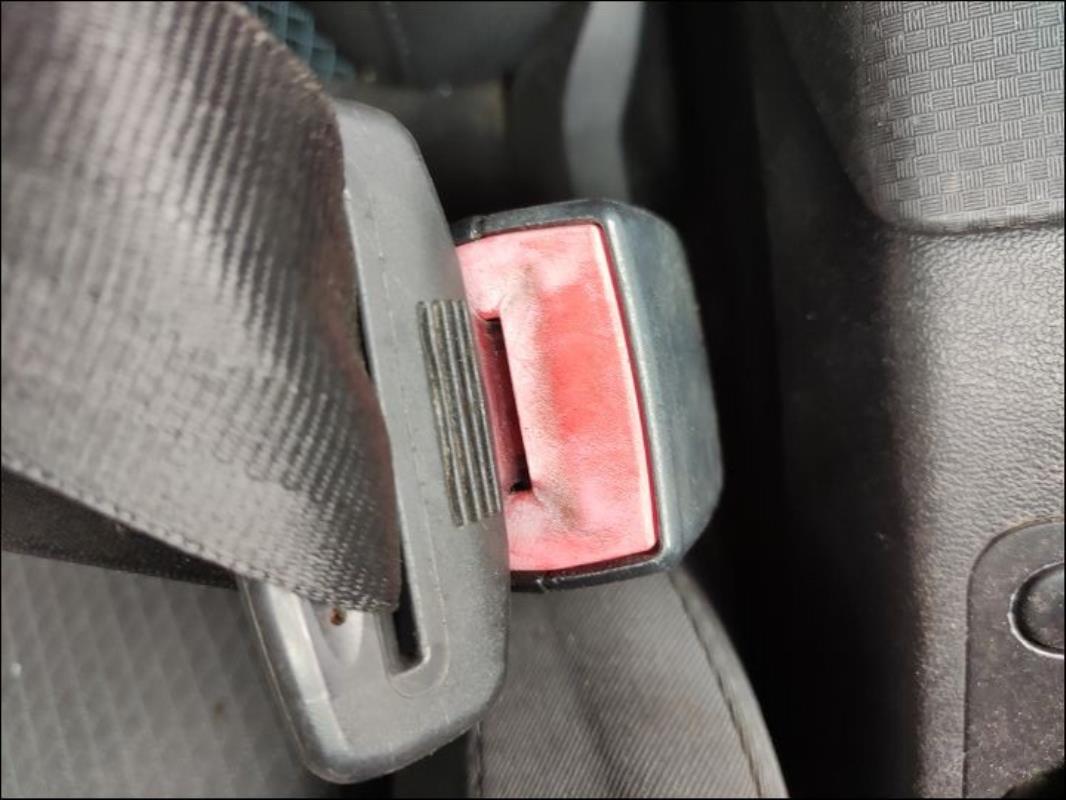 Attache ceinture avant droit
