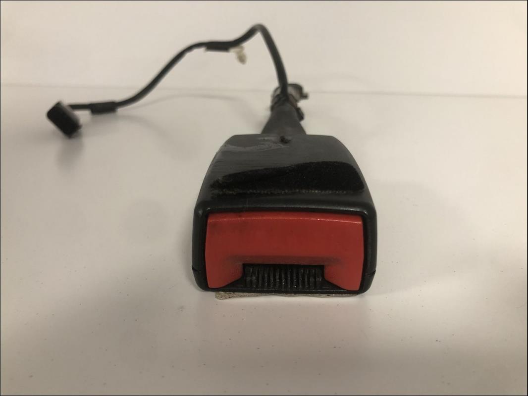 Attache ceinture avant gauche