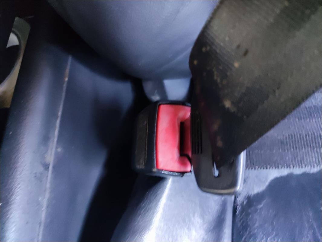 Attache ceinture avant gauche