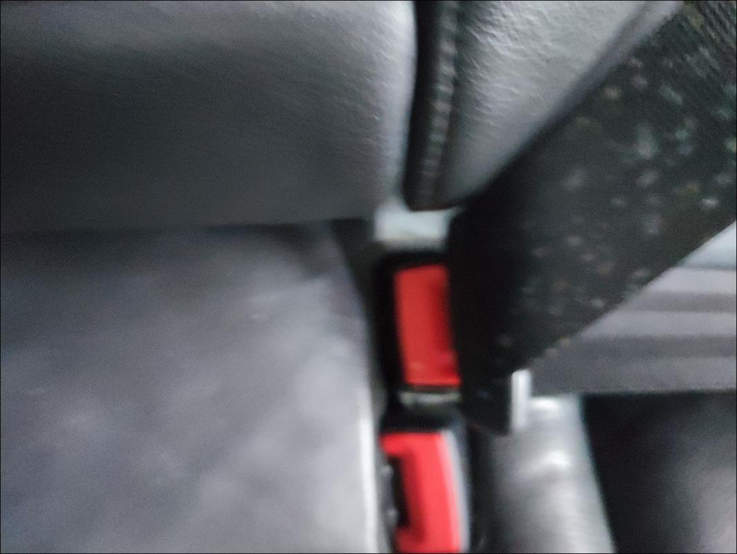 Attache ceinture arriere gauche