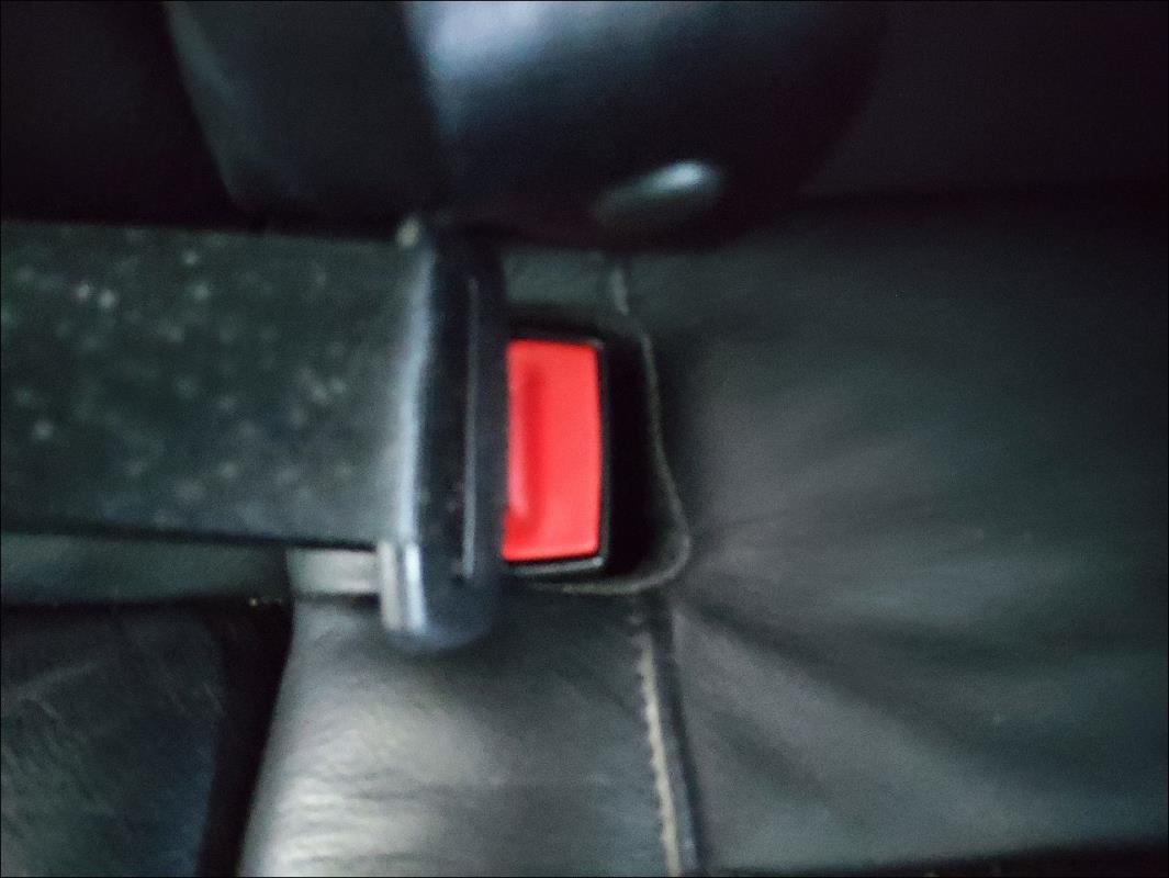 Attache ceinture arriere droit