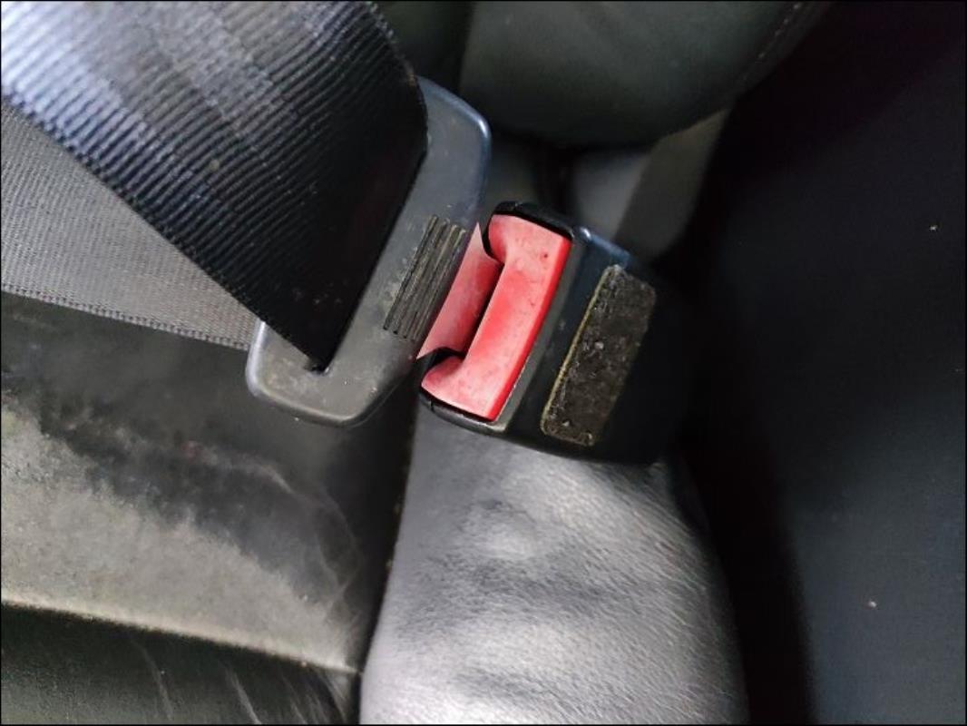 Attache ceinture avant droit