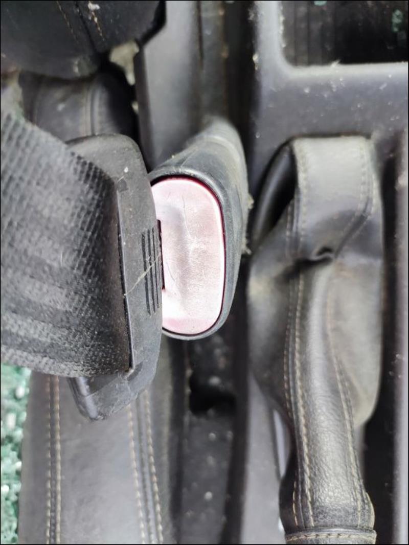 Attache ceinture avant droit
