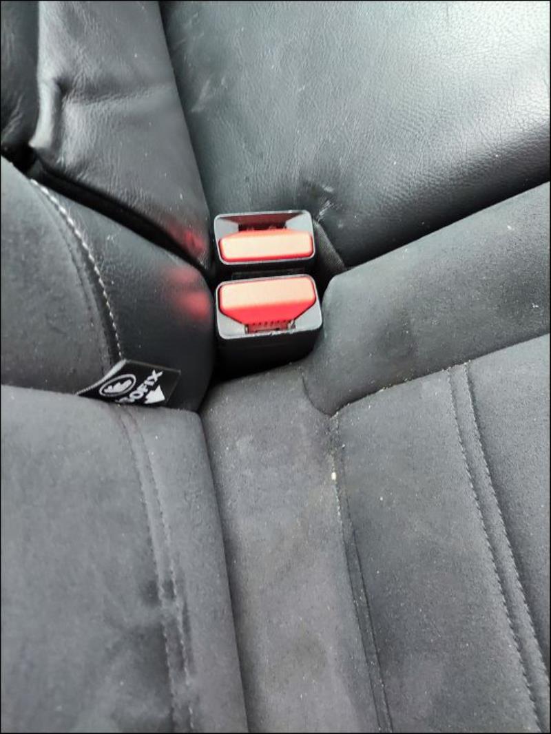 Attache ceinture arriere droit