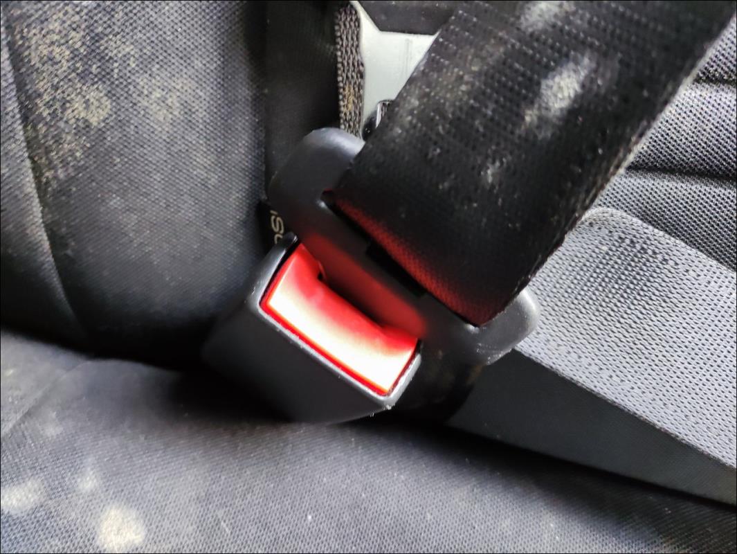 Attache ceinture arriere gauche